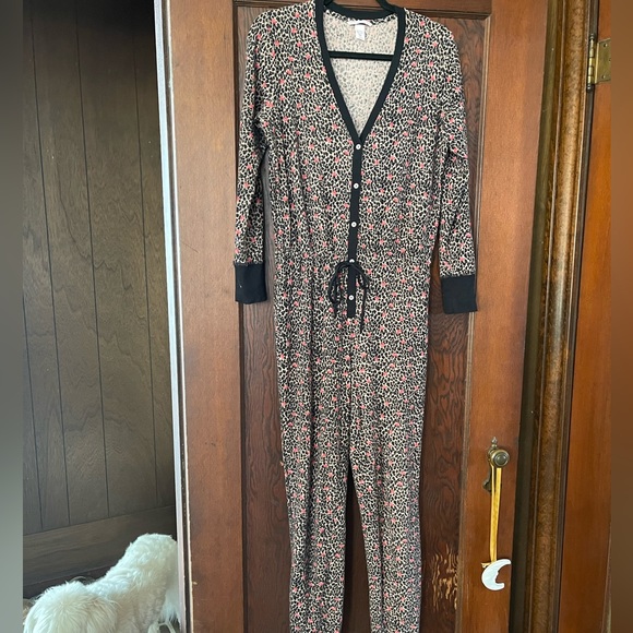 New (Rare)Women’s Victoria Secret Leopard Print Pajamas/Jumper -  Size Medium - Picture 2 of 6